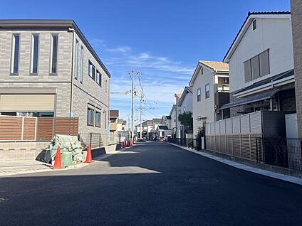 前面道路　東向き（撮影日：2025年10月）