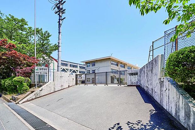 【成仁小学校 】成仁小学校 徒歩9分(670m)(2022年4月撮影)