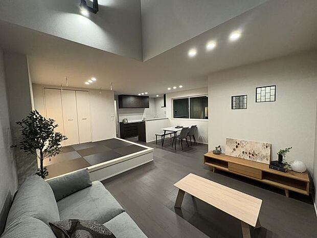 【1-10号地分譲住宅】【2-11号地　リビング】小上がりの畳スペースで子供が遊べるリビング。ダイニングキッチンとひと繋がりになっており、お手伝いにもすぐ向かえます。