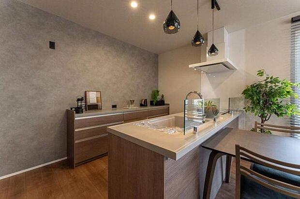 【【8-3号地 キッチン】】見た目にもすっきりとしてたっぷり収納も可能なシステムキッチンです。(2025.11撮影)