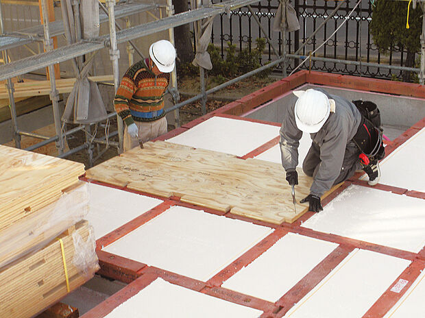 【剛床工法】構造用合板を直接「固定することで床全体を一体化。面で支えるため水平方向の力に強く、地震や台風に強い工法です。