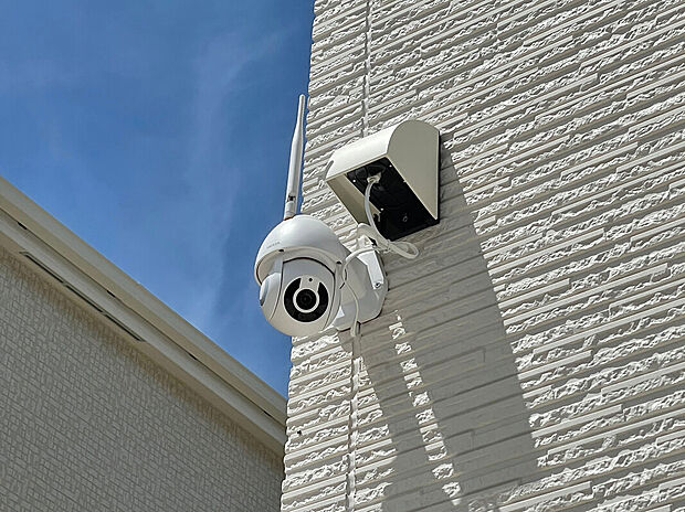 屋外・屋内にセキュリティカメラを搭載。アプリで管理&通知機能搭載!防犯対策やお子様の見守り機能に最適です!