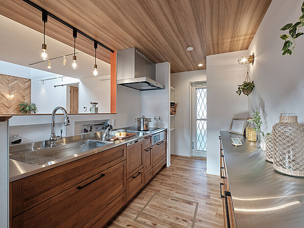 温かみのある天然無垢の扉。
機能性も高く家具のようなデザインが魅力的。