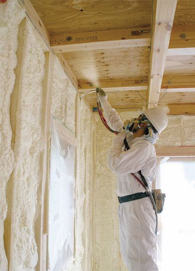 【吹付断熱材「ダルトフォーム」標準仕様 】ダルトフォームで断熱した住宅は暖冷房エネルギーを削減することができ、CO2の排出量を減らすことが可能ですオゾン層破壊や地球温暖化の原因となるフロンガスを全く使用しない地球にやさしい断熱材で、柱と柱の間など細かい部分にも隙間なく充填することができます