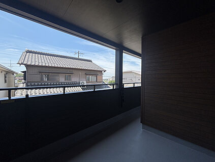 【バルコニー】2部屋から行き来できるうれしい2WAYバルコニ