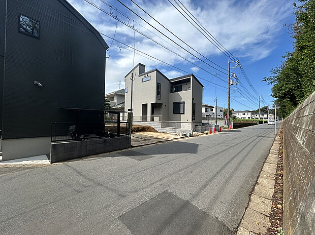 高台に立地する全4区画の新街区。前面道路もゆとりがあり、車の出し入れもスムーズに。