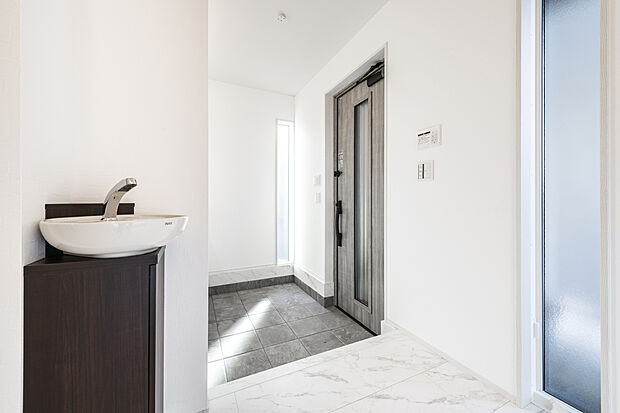 【弊社施工例～玄関脇の洗面コーナー】玄関脇の洗面コーナーは帰宅後にすぐ手洗い・うがいができて、室内にウィルスや花粉を持ち込むことがなくて安心です。