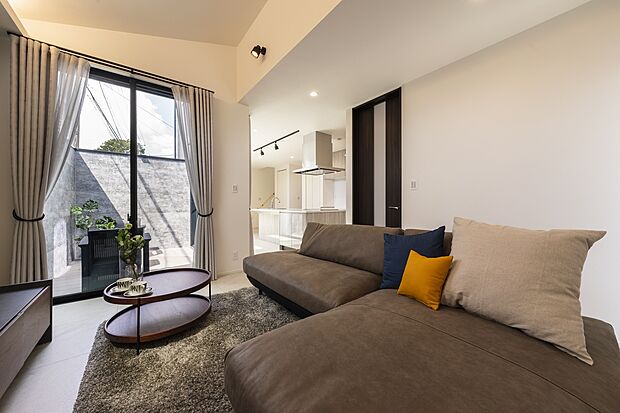 【リビングガーデンテラスと一体感のある開放的なLDK】ガーデンテラスとつながる開放的なLDK。緑と光が室内に広がり、心地よく自然を感じるくつろぎの空間です。