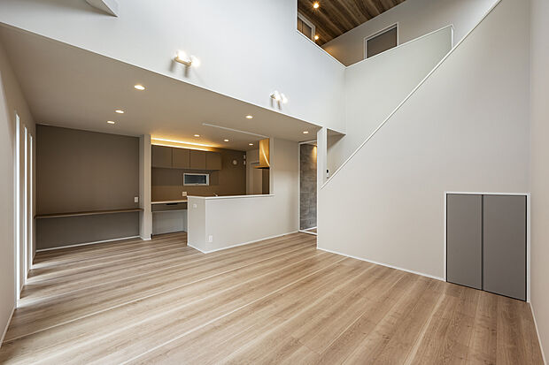 【吹抜が生む心地よい開放感。家族が自然と集う、のびやかなLDK】【6号棟】吹抜がもたらす心地よい開放感が、空間にゆとりと明るさをプラス。視線が抜けることで圧迫感がなく、家族が自然と集まり、のびのびと過ごせる心地よいLDK。毎日の暮らしに開放感とつながりを感じます。