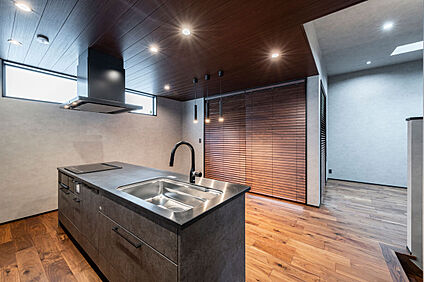 家族のつながりを育む、コミュニケーション重視のキッチン施工例