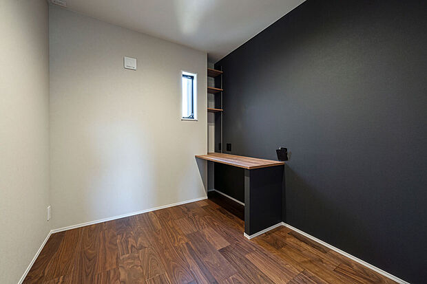 【リモートワークに最適な、集中力を高める洗練された書斎スペース】リモートワークに最適な書斎スペースは、集中力を高めるための落ち着いたデザインと、リラックス感を兼ね備えた快適な環境です。