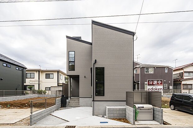 【スタイリッシュなフォルムが街並みに映える、上質な邸宅】スタイリッシュなフォルムがひときわ目を引く、洗練された外観デザイン。街並みに美しく調和しながらも、しっかりとした存在感を放つ、上質さとモダンさを兼ね備えた邸宅です。