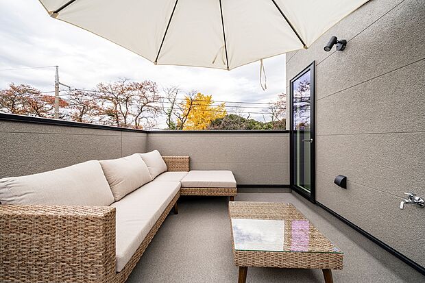 【空と風に包まれる、贅沢な屋上時間】空と風を感じる、贅沢な屋上空間。誰にも邪魔されない特別なひとときを。