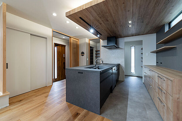 【家族のつながりを育む、対面キッチン施工例】家族の様子を見守りながら料理ができる対面キッチン。自然と会話が生まれる、つながりを育む空間です。