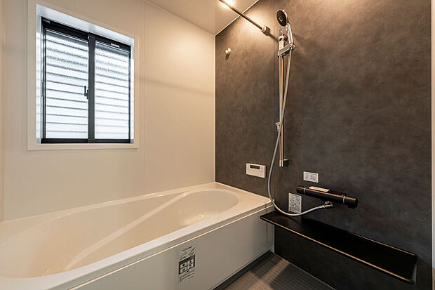 【くつろぎと快適を、毎日のバスタイムに】LIXIL「AX」は、機能美と清掃性を兼ね備えたシステムバス。心地よい時間が、暮らしにゆとりをもたらします。