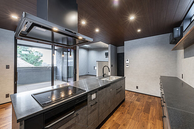 【家族の会話が広がる、対面キッチンのあるLDK施工例】家族の会話が広がる、対面キッチンのあるLDK施工例。キッチンに立ちながらリビングやダイニングを見渡せるため、料理をしながらでも自然と会話が弾みます。