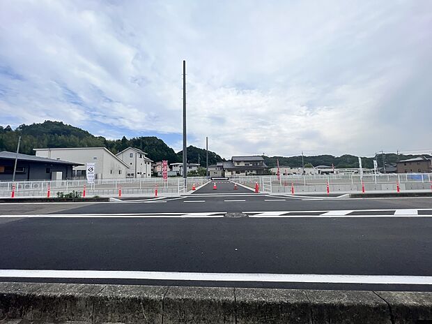 【区画 全体写真】前面の車道より区画の正面を撮影（北から南を向いて撮影）
