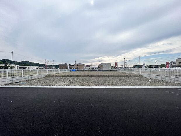 【B区画 敷地 正面写真】B区画：72.86坪（240.89m2）。東向き敷地。