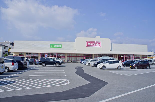 【マックスバリュ北在家店まで徒歩約5分】暮らしに欠かせないスーパーが徒歩で気軽に向かいやすい距離です。キリン堂加古川粟津店や加古川市役所が徒歩約8分の距離にあり、暮らしを支える施設が身近に揃います。