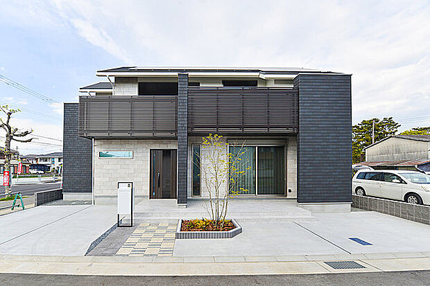 【KANJUはZEHビルダー！自由設計対応】太陽光発電×エネファームのW発電を備え、陽光豊かな南側にテラスやワイドバルコニーを。エコと快適性の両立など、理想を住まいづくりを叶えます。/当社施工例