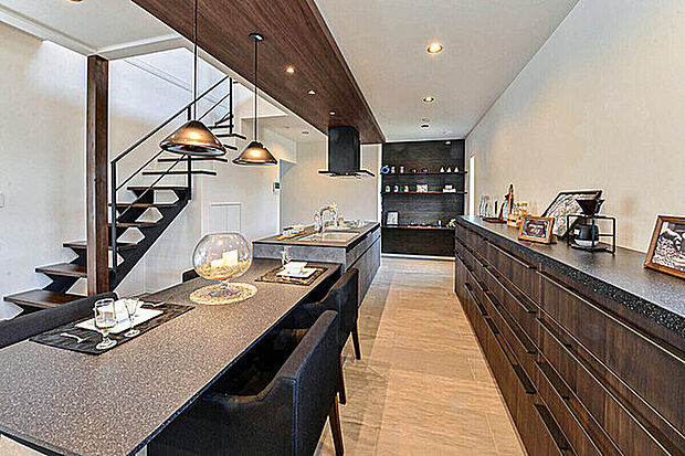 【当社施工例】開放的なオープンキッチン。ダイニングとキッチンを横並びに配置しており、配膳や片付けをスムーズに進めることができます。床暖房付きで寒い季節の家事も快適です。奥に造作カウンターがあります。