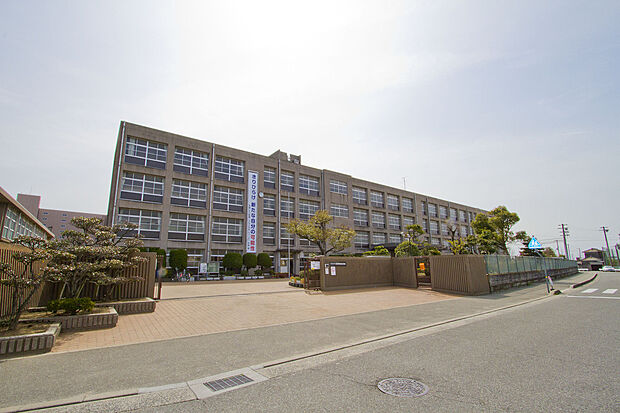 【平岡南中学校（徒歩約12分～16分 約950m～1250ｍ）】校訓は「自主自立 敬愛親和」。加古川市全体での取り組み「協同的探究学習」を取り入れ、生徒の「わかる学力」育成に向けた学習活動を推進されています。部活動などで下校が遅くなっても、帰宅しやすい距離です。