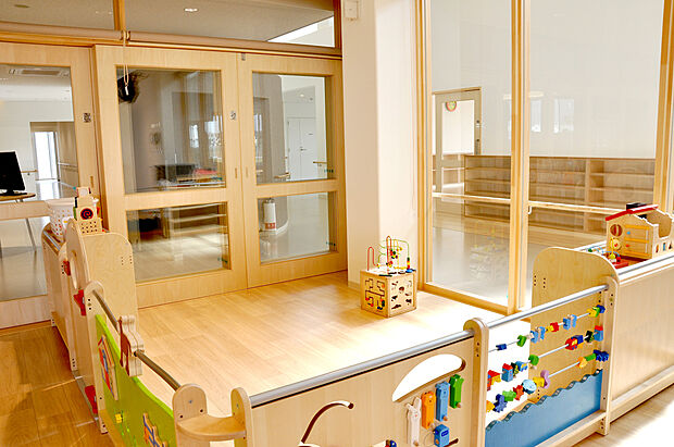 【かこてらす（徒歩約8分～12分 約600m～900ｍ）】「東加古川公民館」と「東加古川子育てプラザ」の複合施設です。小さなお子様が遊べるスペースや芝生広場があり、育児相談などを通して市の拠点施設として子育てをサポート。中高生向けの自習室も開設されています。