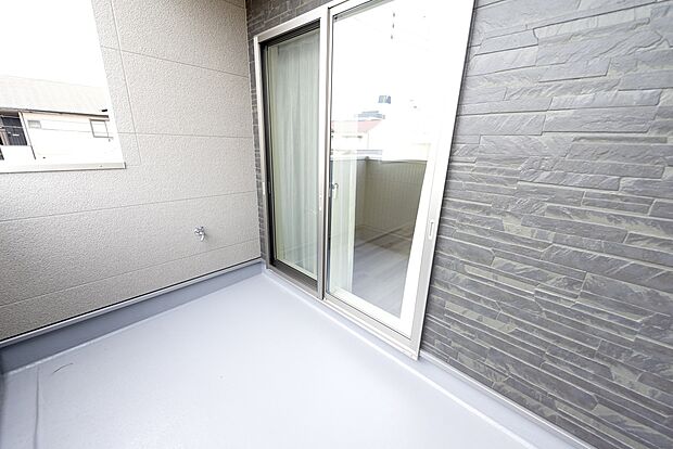 【【2階バルコニー/B号地モデルハウス】】主寝室から出入りができるバルコニー。一部は屋根付きとなっており、椅子やテーブルを設置できる、ゆったりとした広さです。掃除や植木の水やりに便利な水栓を設けました。