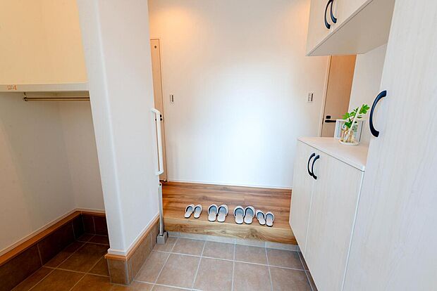 【【1階玄関/B号地モデルハウス】】土間収納+玄関収納により、収納力たっぷり！土間収納はハンガーパイプ付きで、アウターなどを掛けて、身軽になってLDKへ向かうことができます。居住空間が直接視界に入らず、プライバシーにも配慮しています。