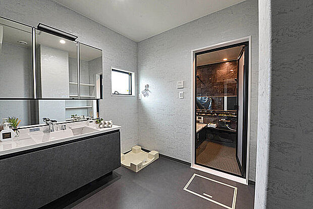 【【当社施工例】】家事やお子様のお世話がしやすい、ゆったりとした洗面室。グレーの濃淡でデザインしたスタイリッシュな空間です。オープン収納を備えており、タオルや洗面用品、パジャマなどをすっきりと収納できます。