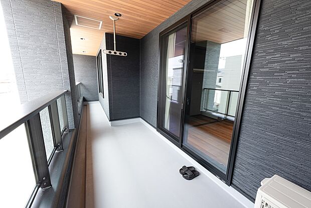 【【2階バルコニー/D号地モデルハウス】】主寝室からアプローチ可能な南バルコニー。横長形状×抜け感のあるパネルが自然光をたっぷりと導きます。陽だまりやそよぐ風の心地よさを感じながら、チェアを置いて読書など、豊かなおうち時間が流れます。