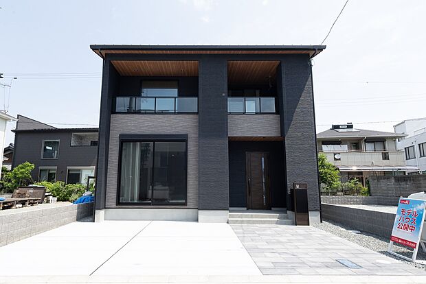 【【外観/D号地モデルハウス】】南道路に面し、吹抜仕様のLDKやバルコニー、主寝室へたっぷりの陽光が届きます。アルミ樹脂複合サッシやLow-E複層ガラスを採用し、気密施工など住宅性能にも配慮。車駐車並列2台も可能です(車種による)。