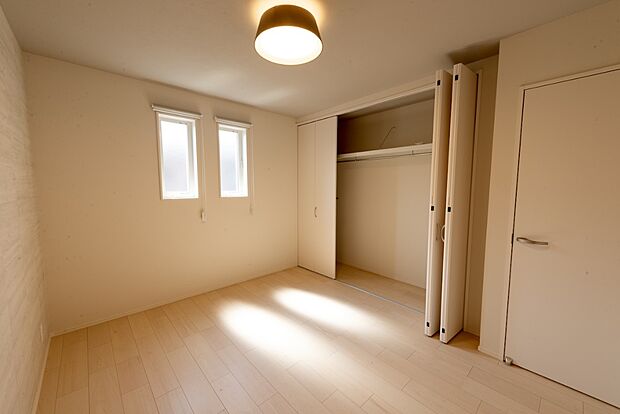 【【2階約6.4帖洋室/D号地】】2連の縦すべり出し窓がリズミカルに並び、外観のアクセントに。外の空気をとりこみやすく、気持ちの良い風が舞い込みます。お部屋ごとにアクセントクロスを変えることにより、表情豊かな住空間が広がります。