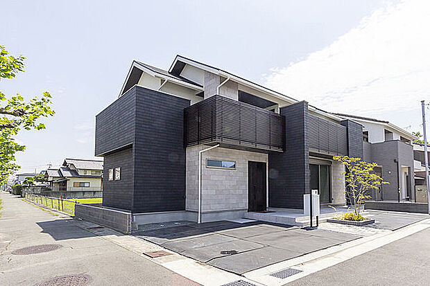 【【当社施工例】】太陽光発電×エネファームのW発電システムを搭載！光熱費を抑えることができ、環境にも優しい住まいです。ウォークスルー仕様の土間収納やWIC、リビング収納など、豊富な収納スペースを備えています。