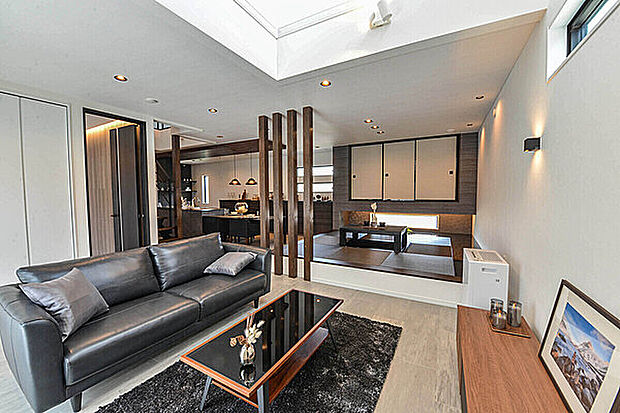 【【当社施工例】】LDKは広々27帖超！約7帖の小上がり和室が隣接しています。ご家族で空間を共有しつつ、思い思いにお過ごしいただけるゆったりとしたファミリースペースです。吹抜け×ワイドサッシを施した、明るい住空間です。