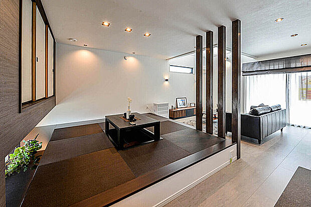 【【和室/当社施工例】】小上がりになった約7.0帖の和室は掘りごたつ付き。寒い季節の家族の団らん場所に活用でき、和ダイニングも楽しめます。吊押入が備わっており、季節家電や生活用品の保管が可能です。