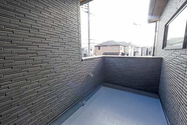 【【2階バルコニー/A号地モデルハウス】】南向き×奥行きがあり、一部屋根付きのため、急な天候変化の際にの洗濯物も安心です。各居室に入らずに2階ホールから直接出入りができるため、ご家族がお休み中でも気兼ねなくアプローチいただけます。