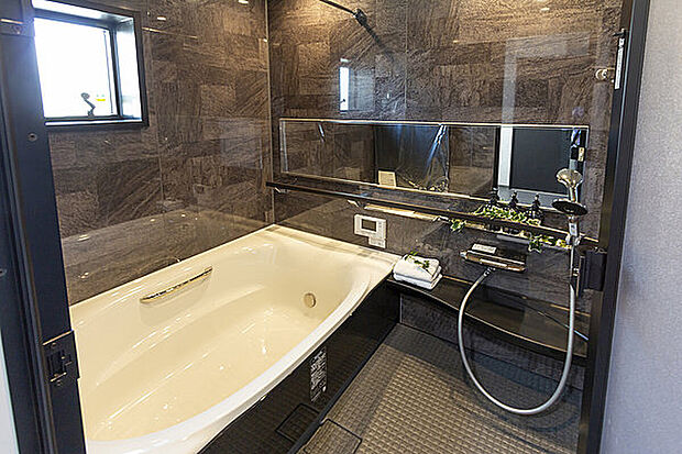 【【当社施工例】】落ち着きあるカラーにより、高級感を感じられる浴室です。足を伸ばして1日の疲れをゆっくりと癒すリラックスタイムへと誘います。血行促進を促すミストサウナも。シチュエーションに合わせてお楽しみください。