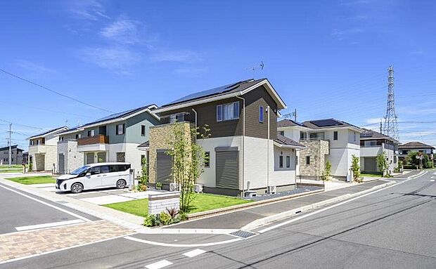 大規模分譲地ならではの美しい景観に加え、広く安全な街区内道路、計画的に設置された街区内照明など、住まう人の暮らしの安全にも配慮しています。