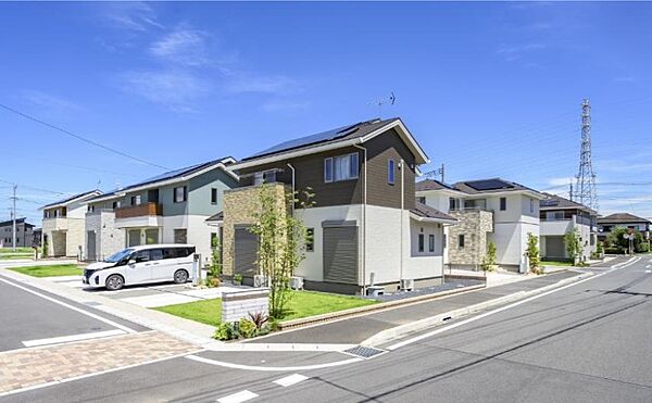 大規模分譲地ならではの美しい景観に加え、広く安全な街区内道路、計画的に設置された街区内照明など、住まう人の暮らしの安全にも配慮しています。