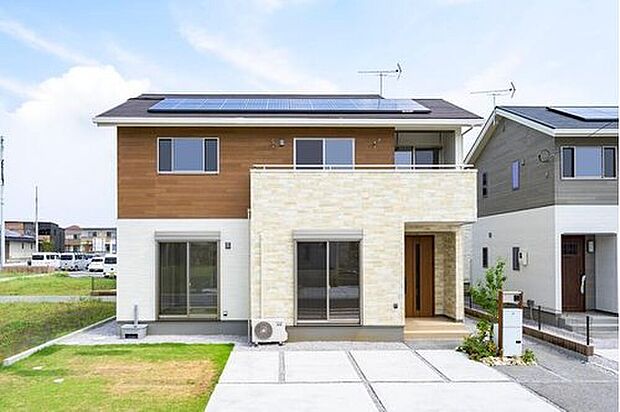 【現地外観写真】【No.51】3190万円
敷地面積/173.21m2(52.39坪)
建物面積/107.65m2(32.50坪)
2×4・太陽光発電・ZEH・長期優良住宅