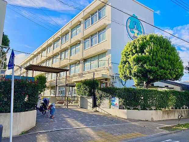 横浜市立新吉田小学校まで528m