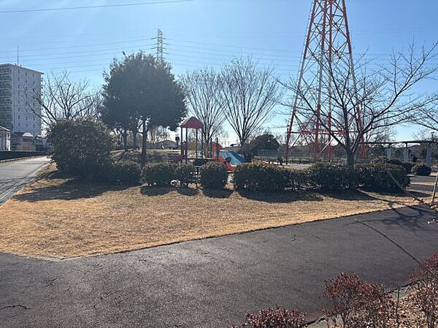 新郷東部公園まで738m