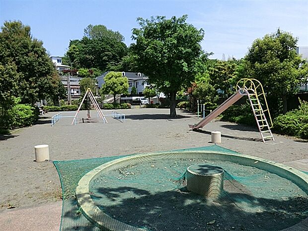 横浜市立日吉台小学校まで947m