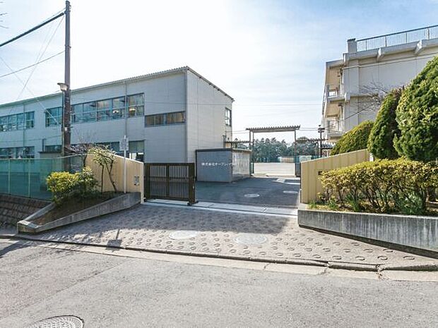 横浜市立岡津中学校まで2339m