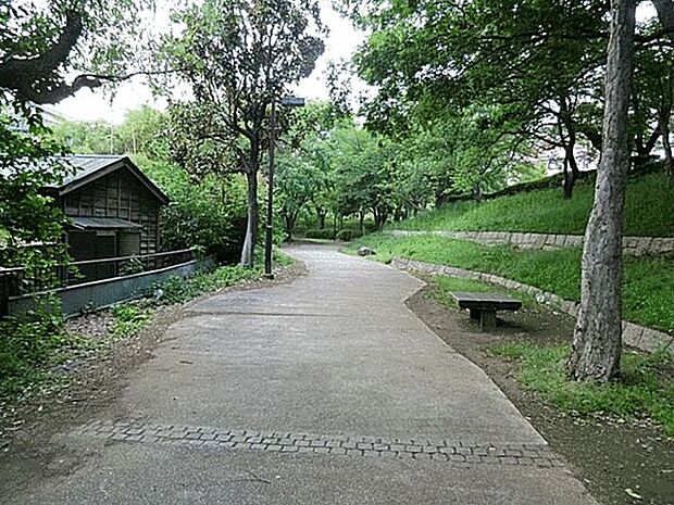 鶴ヶ峰公園まで1026m