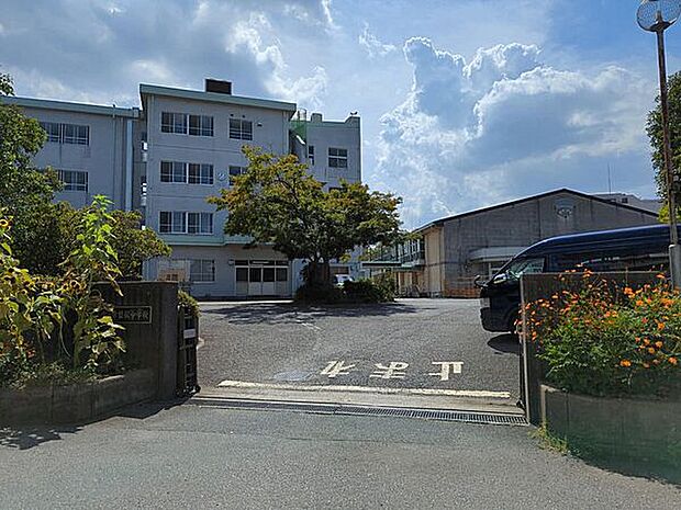 流山市立常盤松中学校まで1496m
