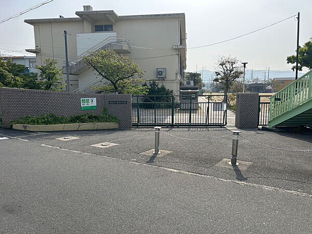 枚方市立春日小学校まで734m