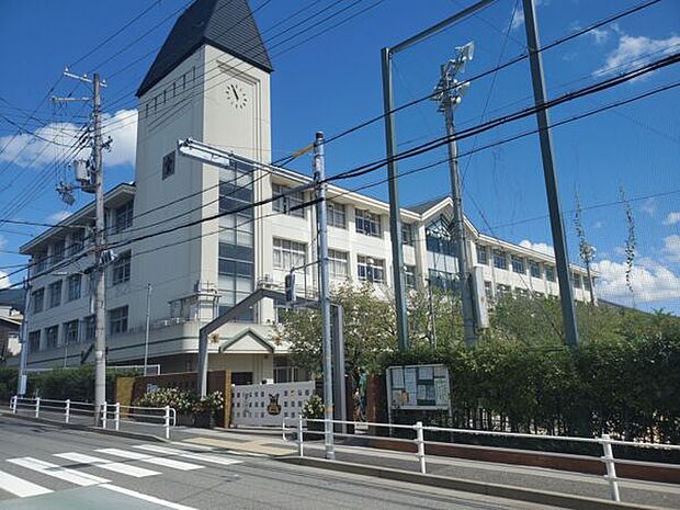神戸市立六甲小学校（約637m）
