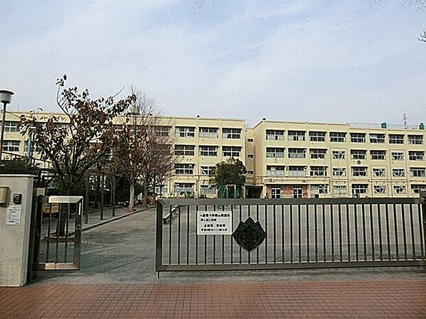 横浜市立西富岡小学校（約641m）